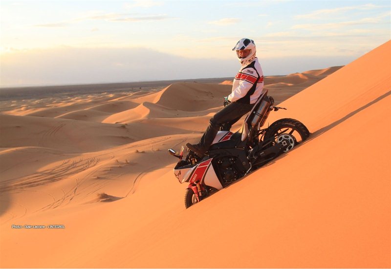 Юбилейный мотоцикл Yamaha YZF-R1 и Штефан Петрансель в дюнах Марокко